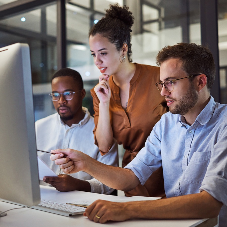 Personnes qui travaillent devant un ordinateur